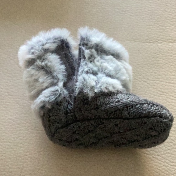 Stepping Stone 3 to 6 months adorable knit with fur and Velcro closure shoes - Picture 2 of 5
